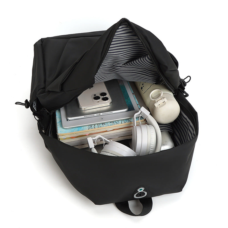 Simple and casual Oxford cloth backpack, large capacity laptop bag for commuting.